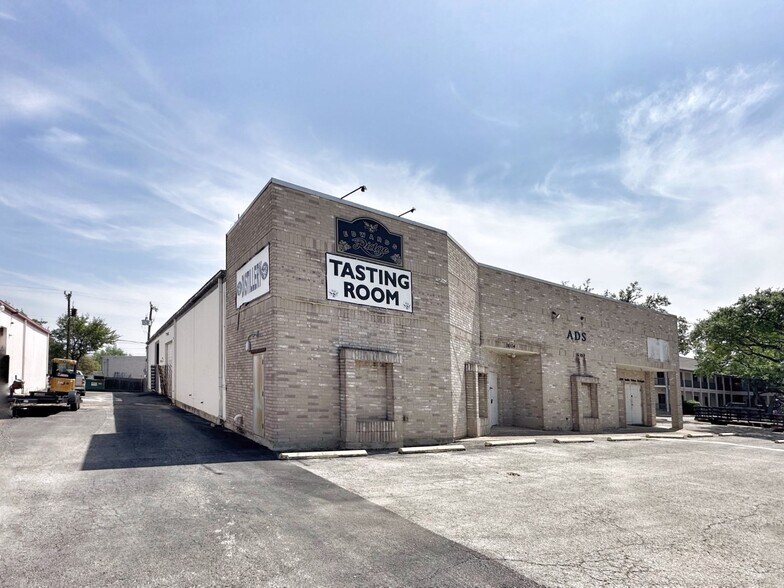 16102-16104 University Oak, San Antonio, TX for lease - Building Photo - Image 2 of 12