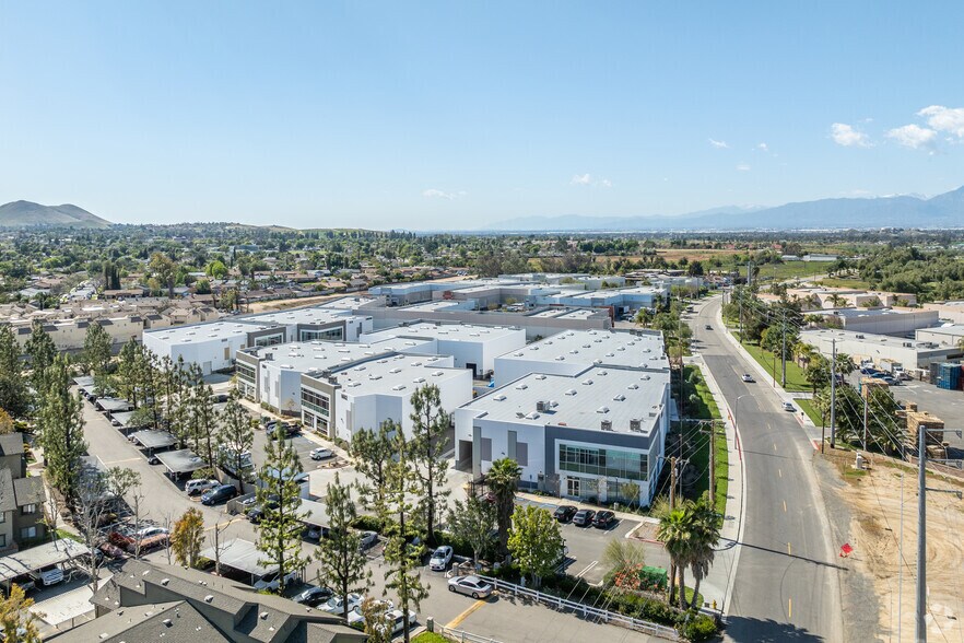6604 Doolittle Ave, Riverside, CA à vendre - Aérien - Image 2 de 7