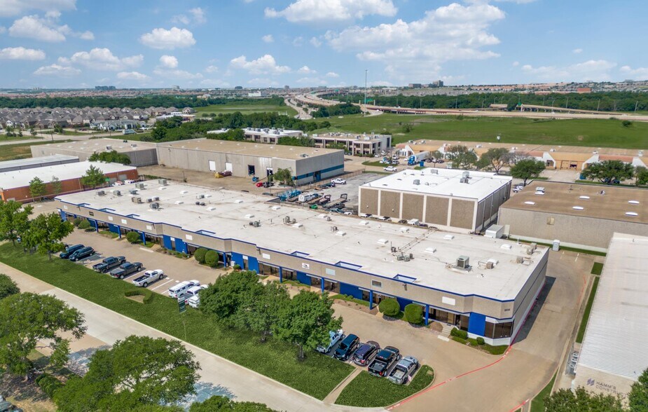 2433 Lacy Ln, Carrollton, TX à louer - Photo du bâtiment - Image 3 de 3