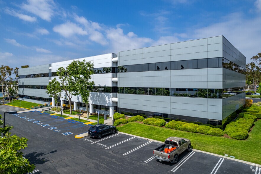 15707 Rockfield Blvd, Irvine, CA à louer - Photo du bâtiment - Image 1 de 14