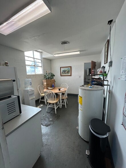 145 Babylon Tpke, Roosevelt, NY à louer - Photo du bâtiment - Image 3 de 6