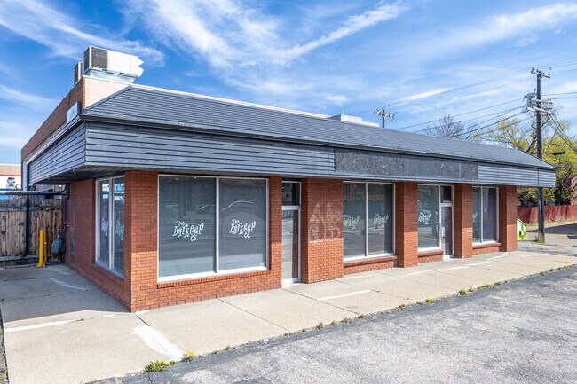Plus de détails pour 12320 107 Ave, Edmonton, AB - Commerce de détail à vendre