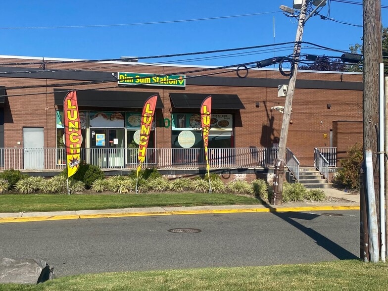 10 Meadowlands Pky, Secaucus, NJ for lease - Building Photo - Image 2 of 15