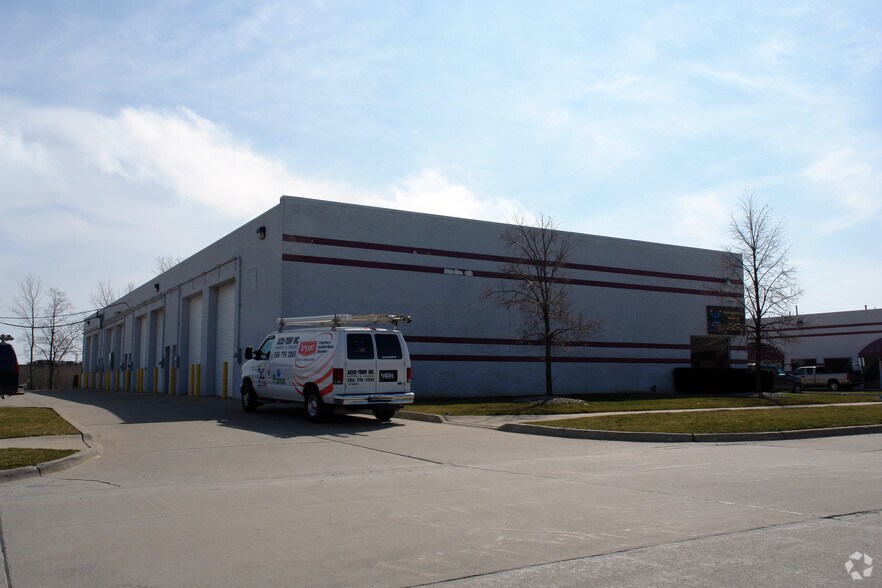 46516 Erb Dr, Macomb, MI à vendre - Photo du bâtiment - Image 2 de 2