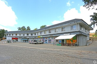 49255-49269 Golden Oak Dr, Oakhurst, CA à louer Photo du bâtiment- Image 1 de 1