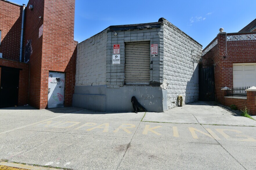 62-42 Forest Ave, Ridgewood, NY à louer - Photo du bâtiment - Image 3 de 8