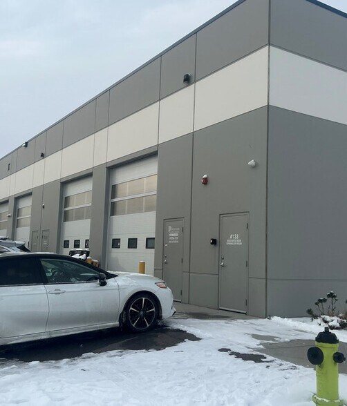 10985 38th St NE, Calgary, AB à vendre - Photo du bâtiment - Image 3 de 29