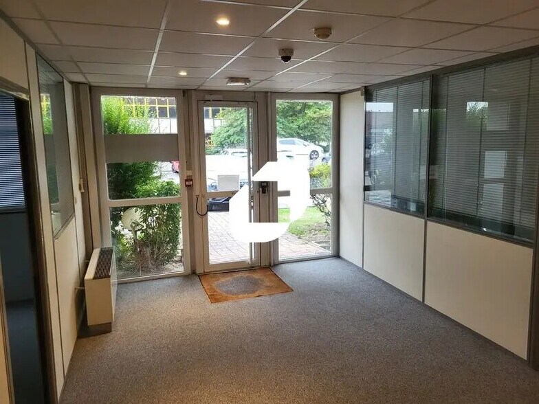 Office in Mérignac for lease - Lobby - Image 2 of 14