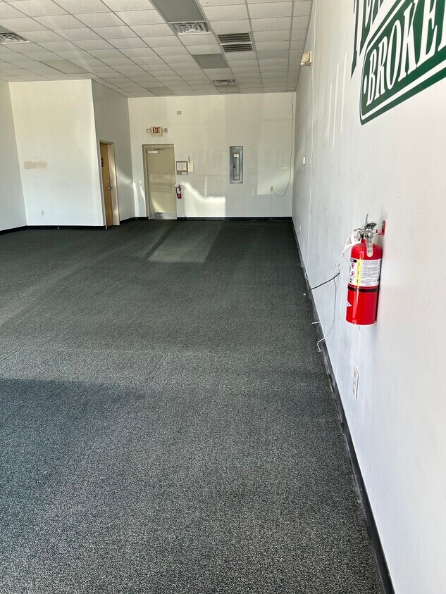 1002 Gardner Hill Dr, Jamestown, NC for lease Interior Photo- Image 1 of 2