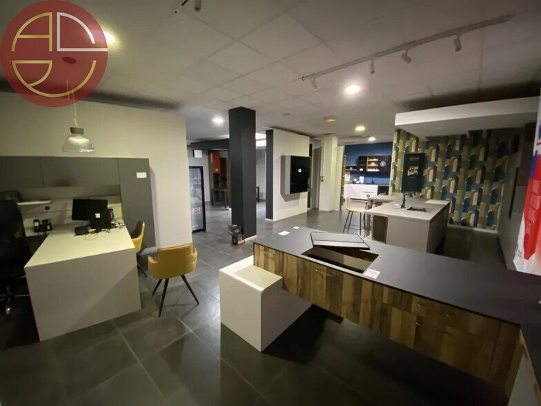 Retail in Toulouse for lease - Interior Photo - Image 2 of 6