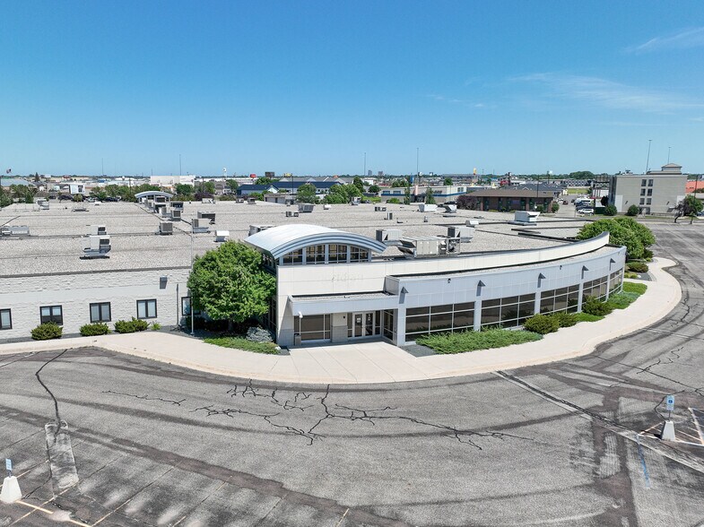 900 42nd St S, Fargo, ND à vendre - Photo du bâtiment - Image 2 de 40