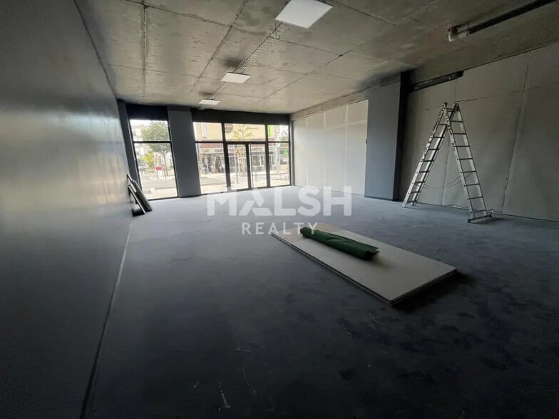 Retail in Saint-Laurent-de-Mure for lease - Interior Photo - Image 2 of 5