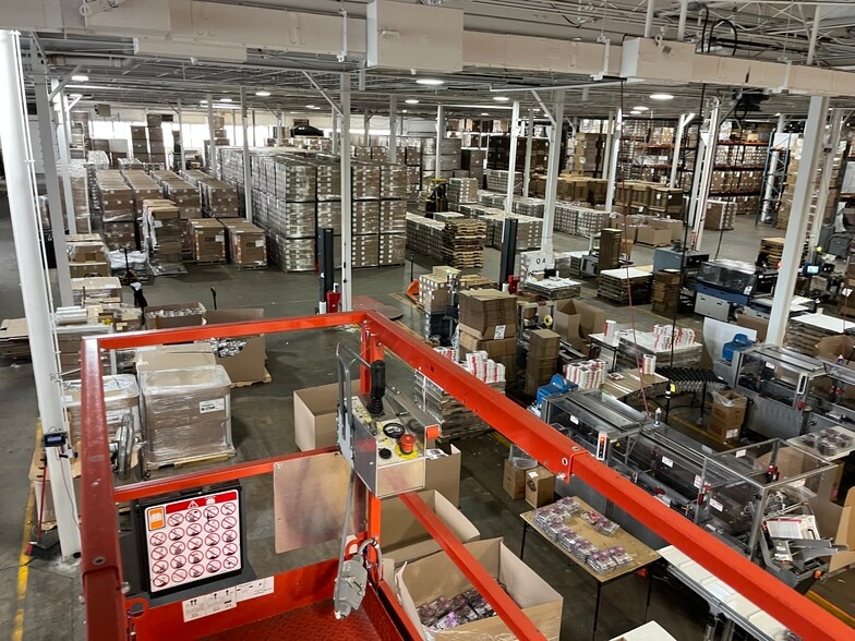 6350 Kirk St, Morton Grove, IL for lease - Building Photo - Image 3 of 10