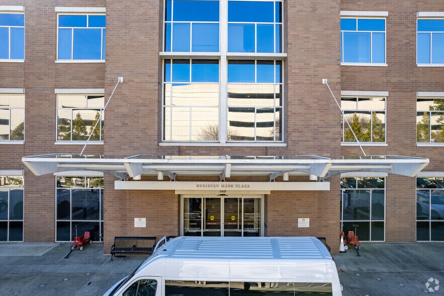 5445 Meridian Mark Rd, Atlanta, GA à louer - Photo du bâtiment - Image 3 de 4