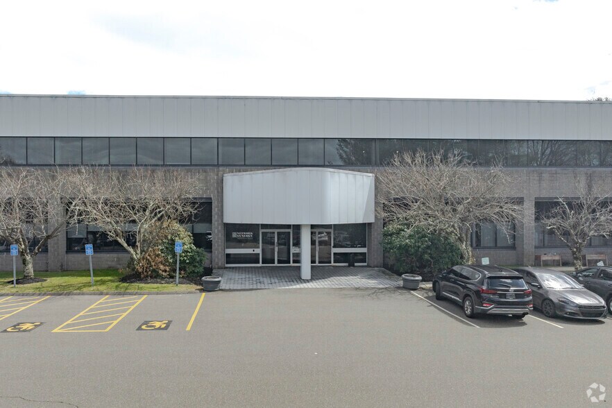 126 Monroe Tpke, Trumbull, CT à louer - Photo du bâtiment - Image 3 de 9