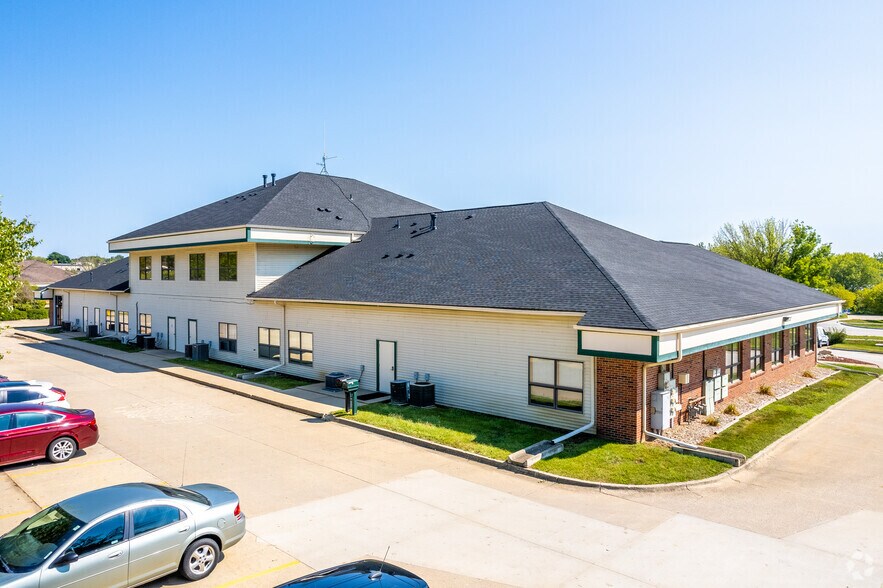 2828-2844 104th St, Urbandale, IA for sale - Building Photo - Image 3 of 12