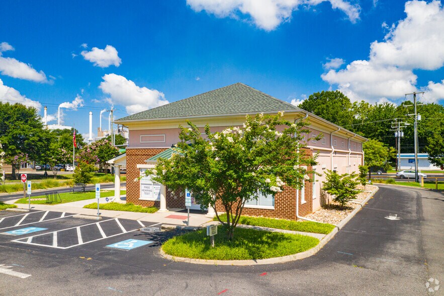 1302 Lee St, West Point, VA à louer - Photo du bâtiment - Image 2 de 20