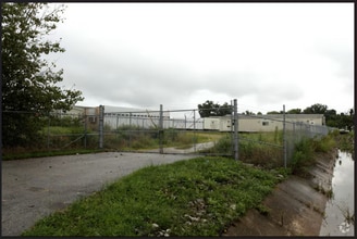 3241 Old Millers Ln, Louisville, KY for lease Building Photo- Image 2 of 3