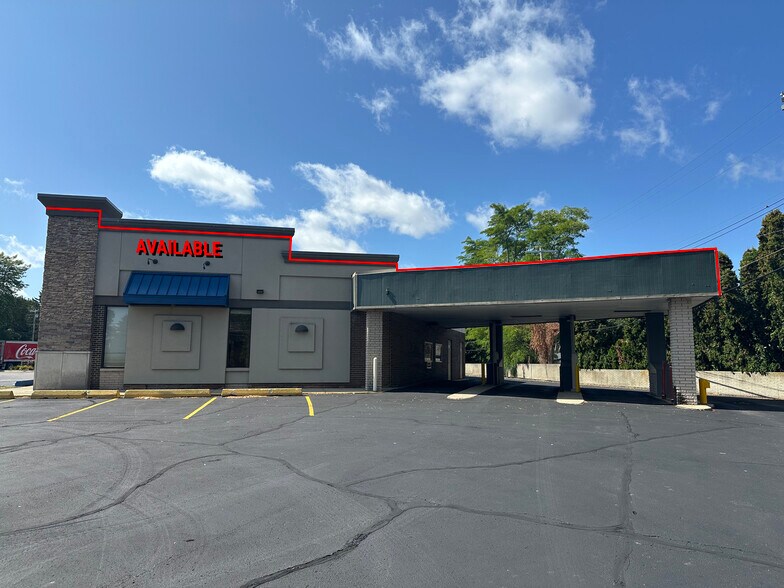 2141-2181 N Pontiac Trail, Commerce Township, MI à louer - Photo du bâtiment - Image 3 de 8