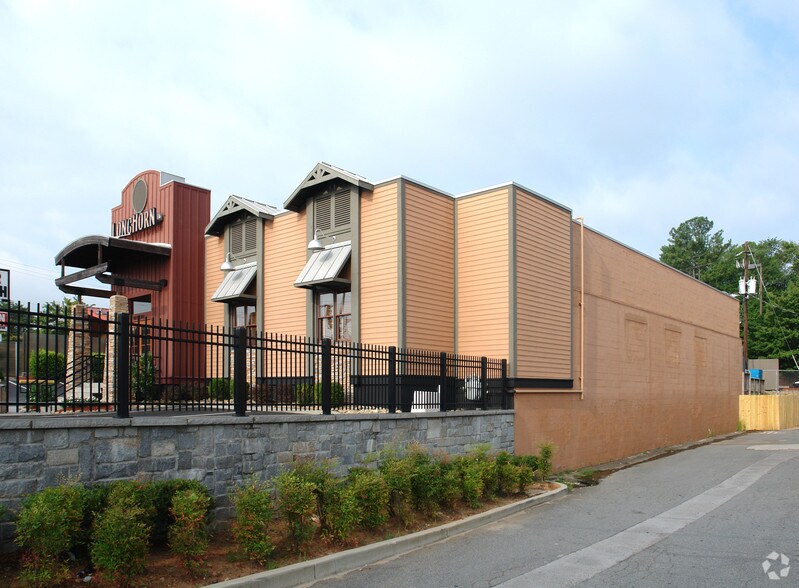 6390 NE Roswell Rd, Atlanta, GA à louer - Photo du bâtiment - Image 3 de 3