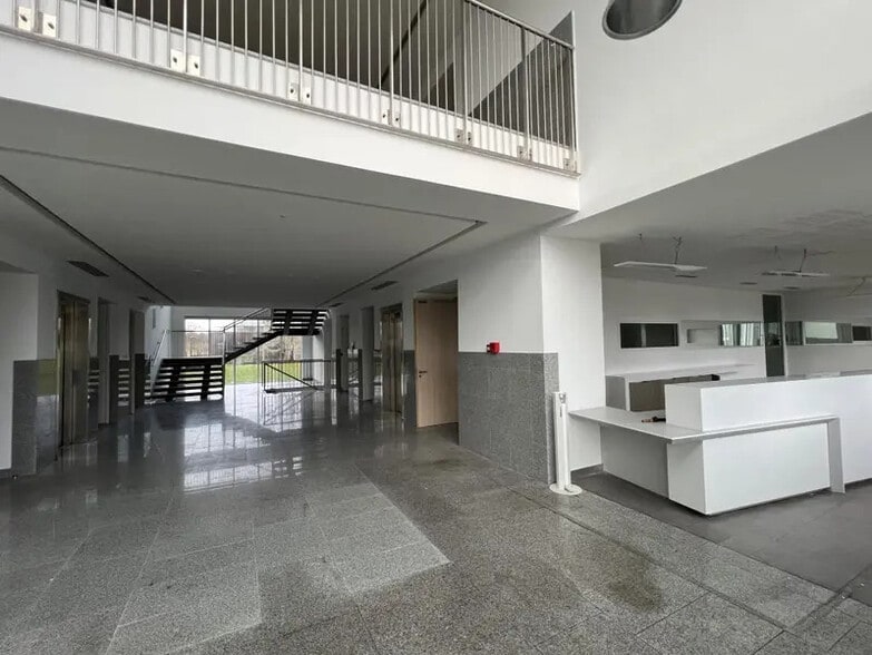 2 Rue René Caudron, Voisins-le-Bretonneux for lease - Interior Photo - Image 3 of 40