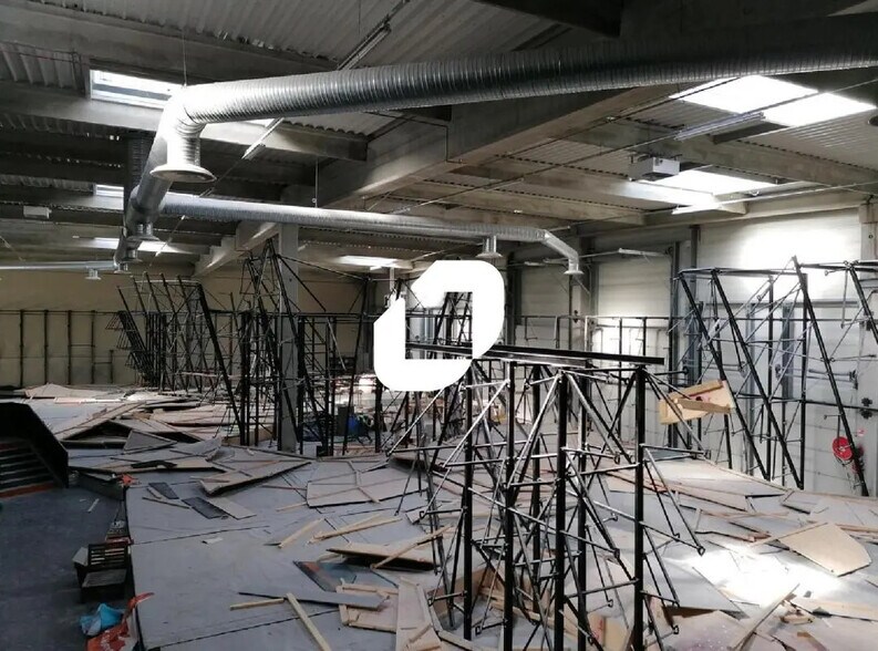 Flex in Saint-Priest for lease - Interior Photo - Image 2 of 10