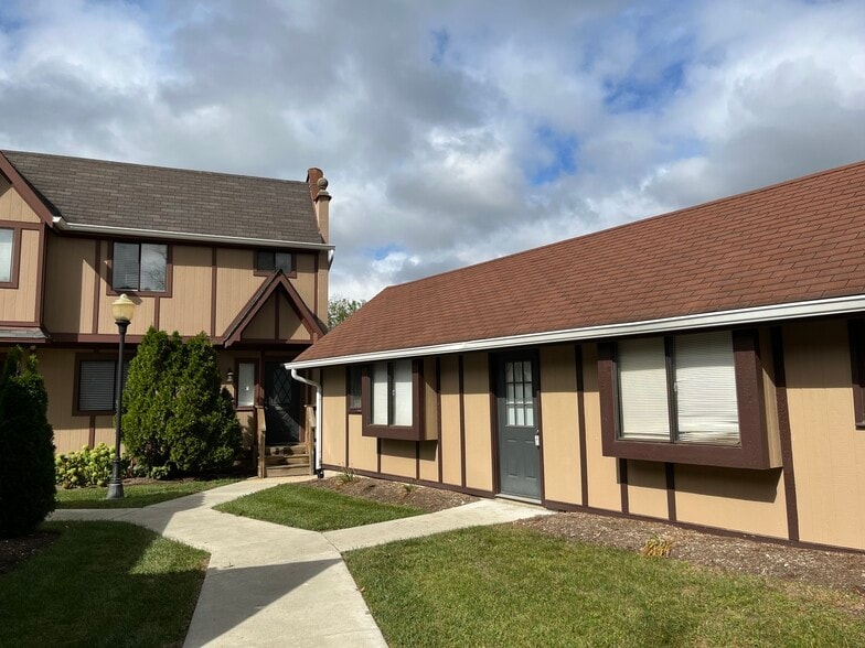 825 Village Quarter Rd, West Dundee, IL à vendre - Photo du bâtiment - Image 1 de 5
