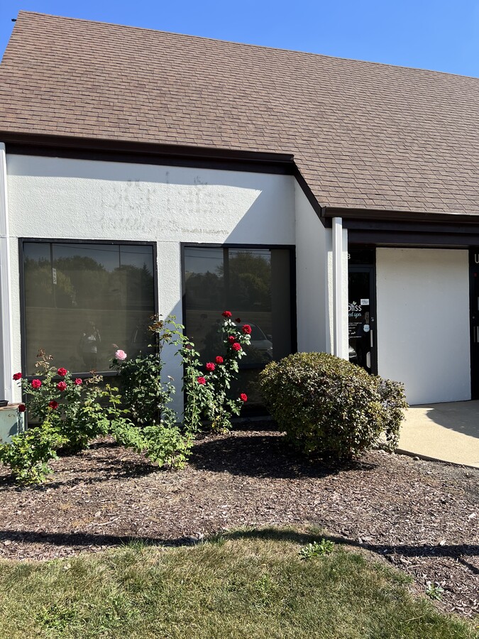 2020 Dean St, St Charles, IL 60174 - Unit L2B - - Interior Photo - Image 2 of 13