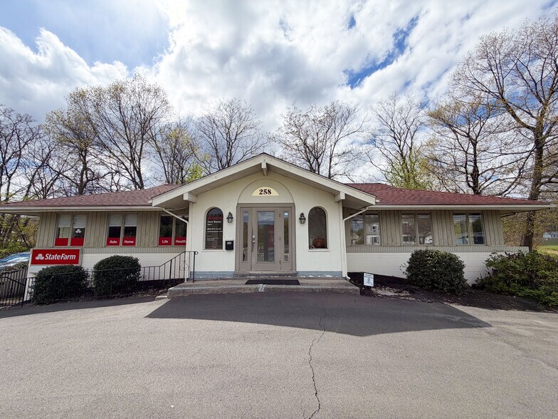 258 Middle St, Bristol, CT à vendre - Photo du bâtiment - Image 2 de 21