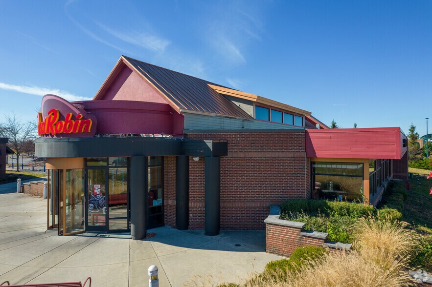 3977 Morse Crossing, Columbus, OH à vendre - Photo du bâtiment - Image 3 de 10