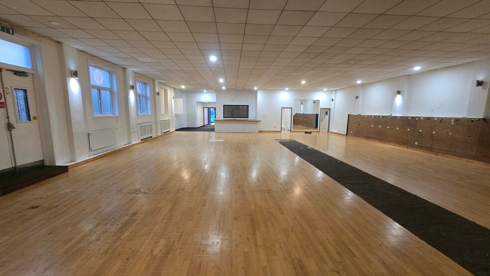 63 Wandsworth High St, London for lease - Building Photo - Image 2 of 6