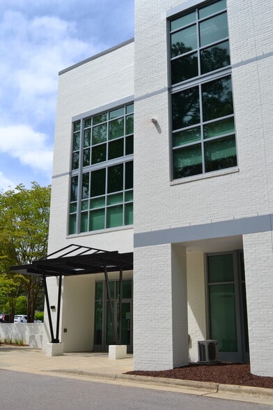 105 SW Cary Pky, Cary, NC for lease - Building Photo - Image 3 of 14
