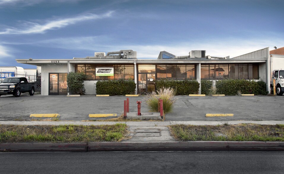 8924 Bellanca Ave, Los Angeles, CA à louer - Photo du bâtiment - Image 3 de 5