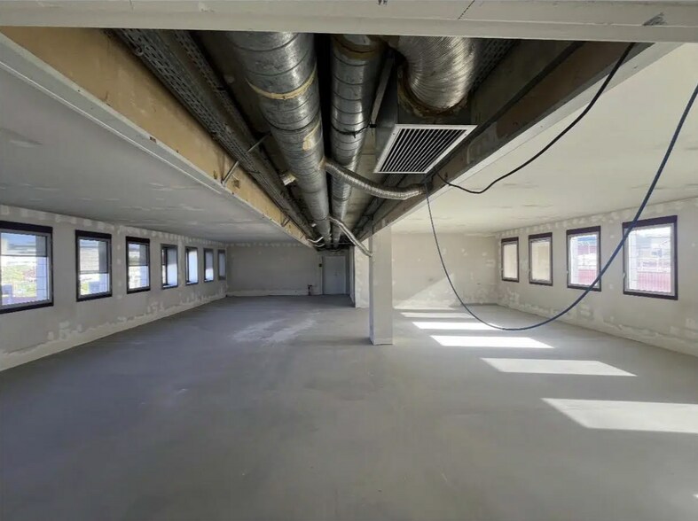 Office in Montigny-le-Bretonneux for sale - Building Photo - Image 2 of 4