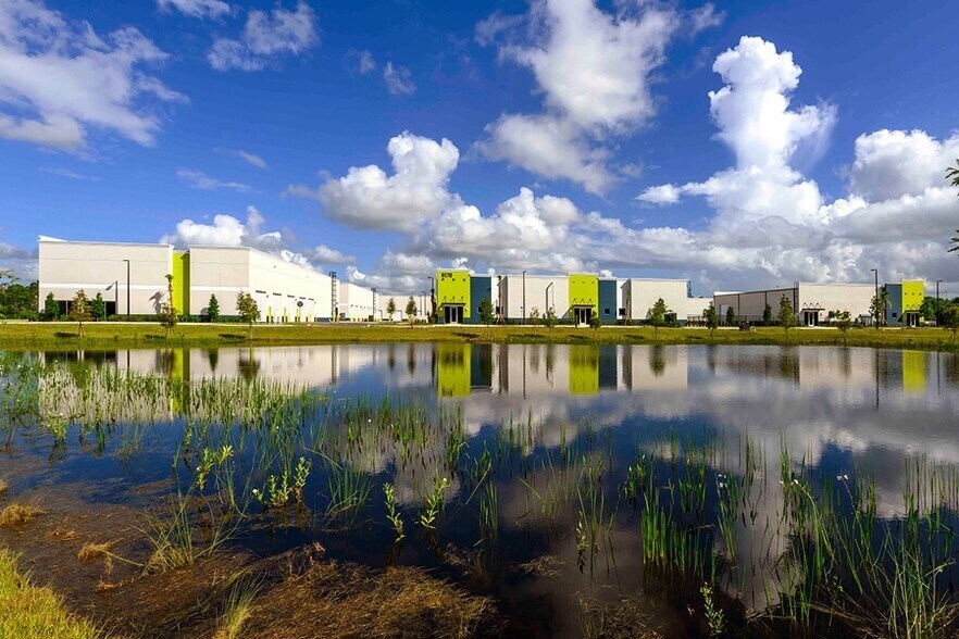 8168 SW Jack James Dr, Stuart, FL à louer - Photo du bâtiment - Image 2 de 2