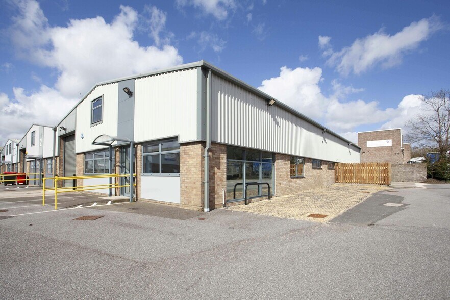 4 Ravenseft Park, Swindon à louer - Photo du bâtiment - Image 3 de 8