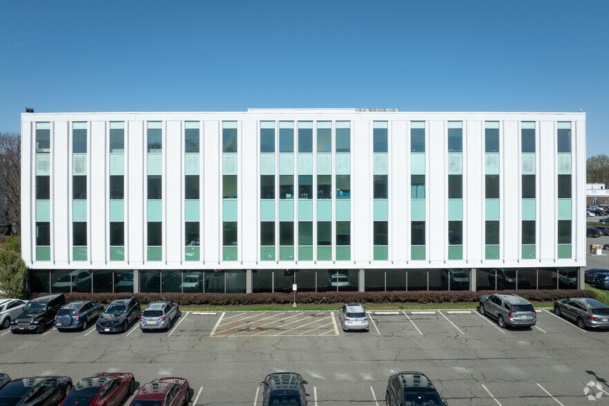 200 Broadacres Dr, Bloomfield, NJ à louer - Photo du bâtiment - Image 2 de 6