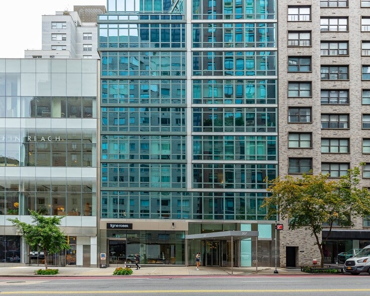 The Manhattan Retail Collection portefeuille de 9 propriétés à vendre sur LoopNet.ca - Photo du bâtiment - Image 1 de 14