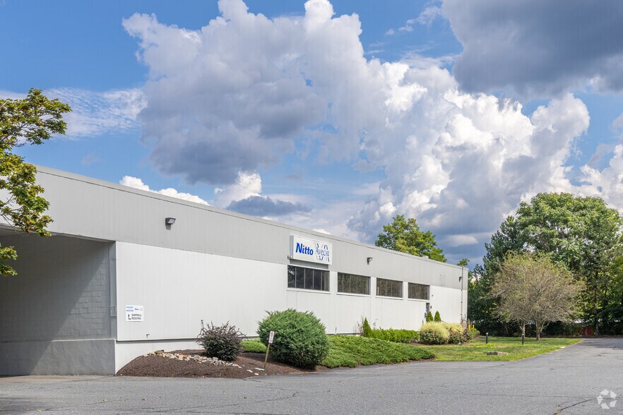 450 Fortune Blvd, Milford, MA à louer - Photo du bâtiment - Image 2 de 6