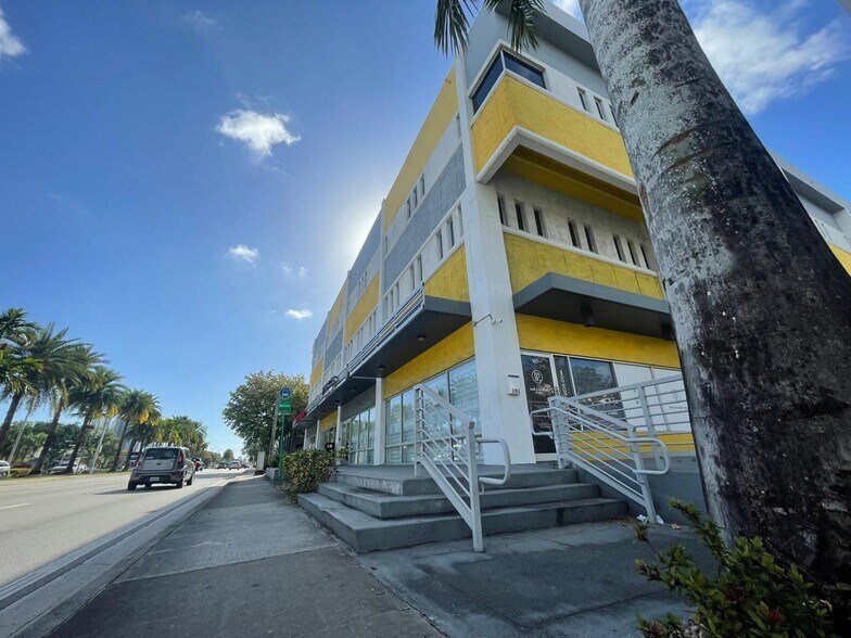 2020 NE 163rd St, North Miami Beach, FL à louer - Photo du bâtiment - Image 2 de 8