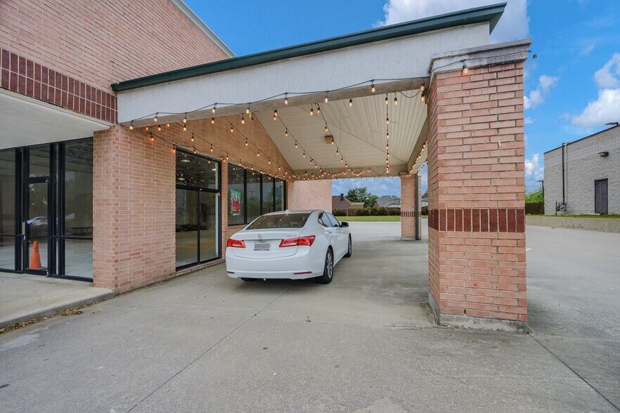 3039 Old Denton Rd, Carrollton, TX à louer - Photo du bâtiment - Image 3 de 5