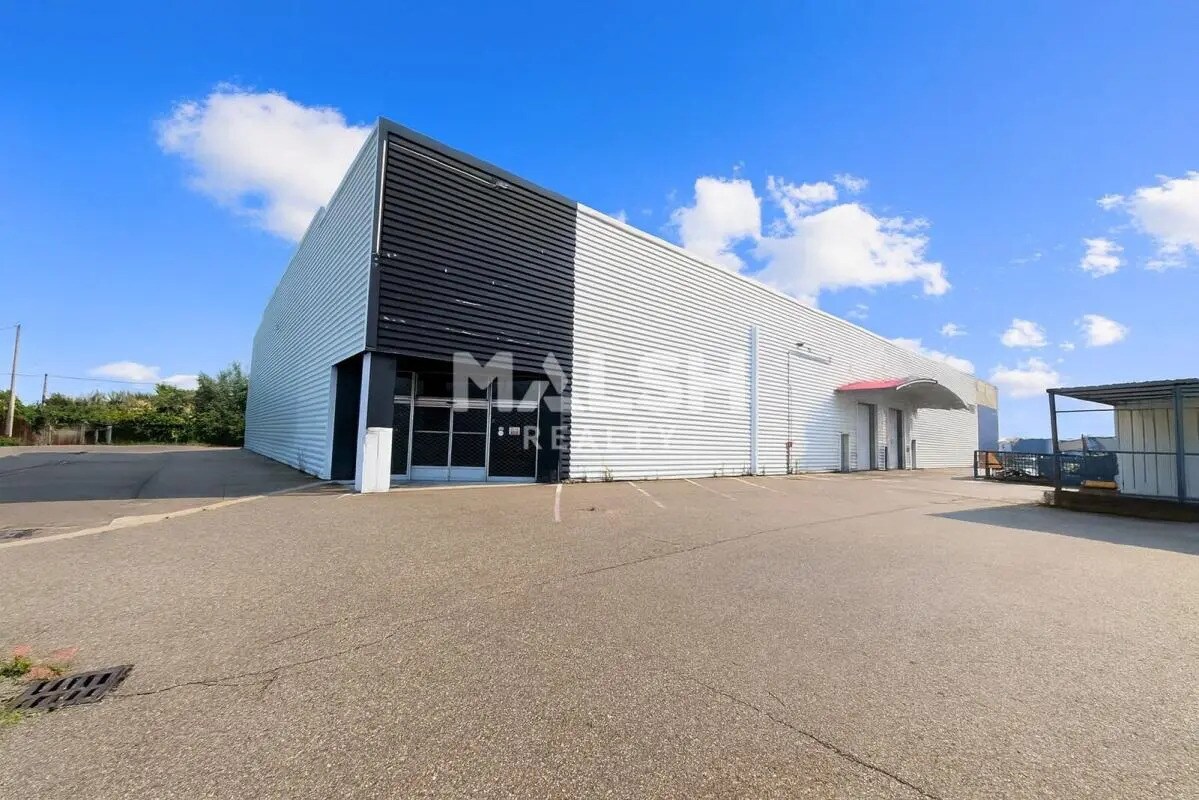 Flex in Vaulx-en-Velin for lease Building Photo- Image 1 of 8
