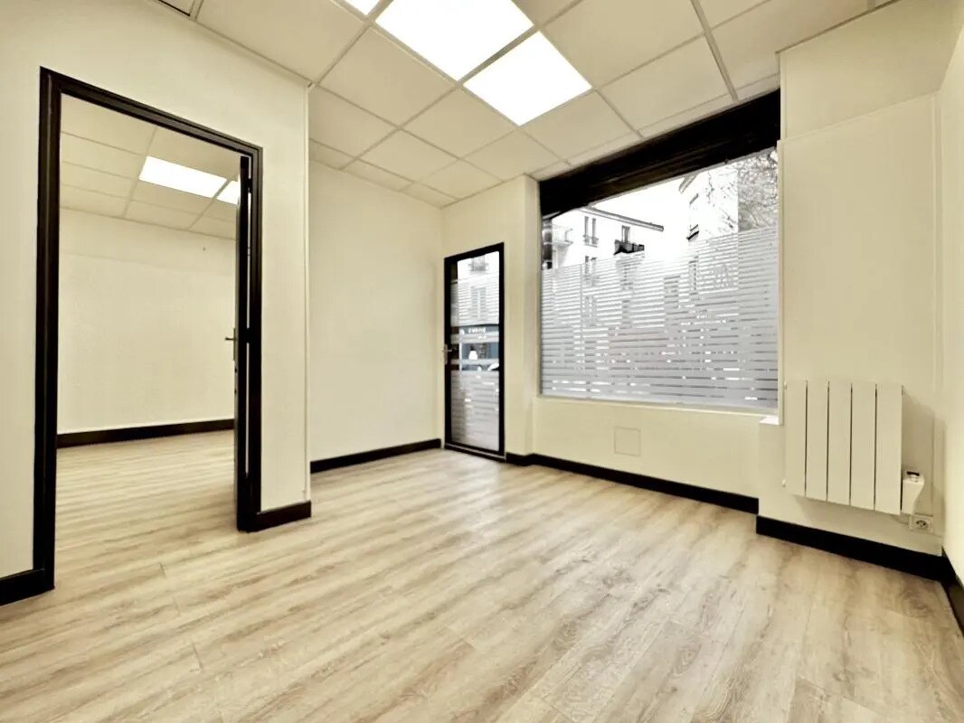 Retail in Montreuil for lease Interior Photo- Image 1 of 14