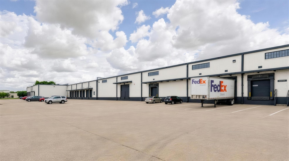 3191 Commonwealth Dr, Dallas, TX for lease - Building Photo - Image 3 of 8