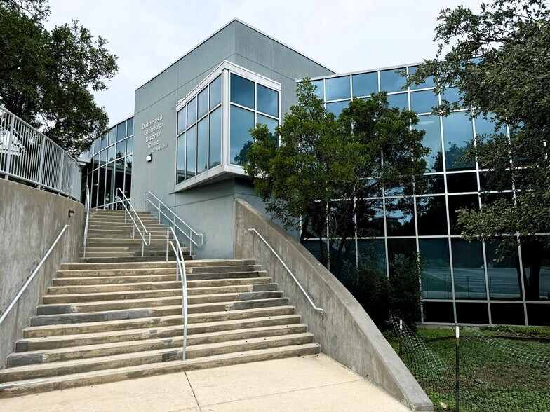 5107 Medical Dr, San Antonio, TX à vendre - Photo du bâtiment - Image 2 de 5