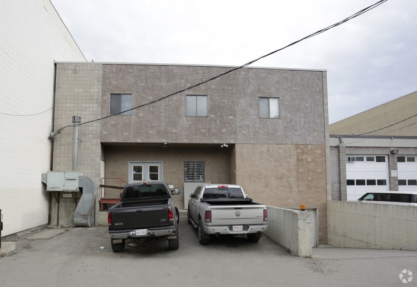 1721 10th Ave SW, Calgary, AB à vendre - Photo du bâtiment - Image 3 de 8