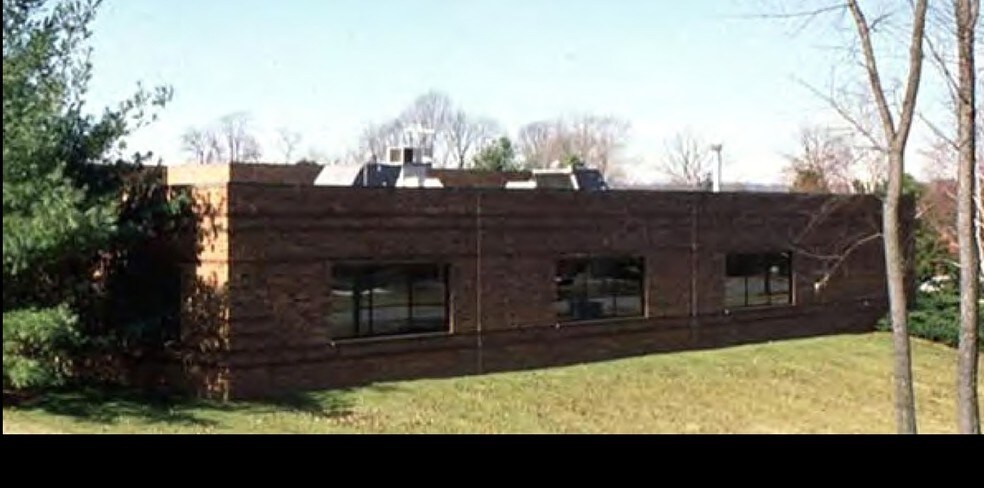 750 Springdale Dr, Exton, PA à vendre - Photo du bâtiment - Image 2 de 3