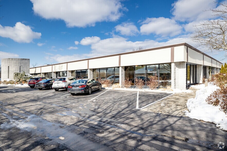 185-205 Froehlich Farm Blvd, Woodbury, NY for lease - Primary Photo - Image 1 of 8