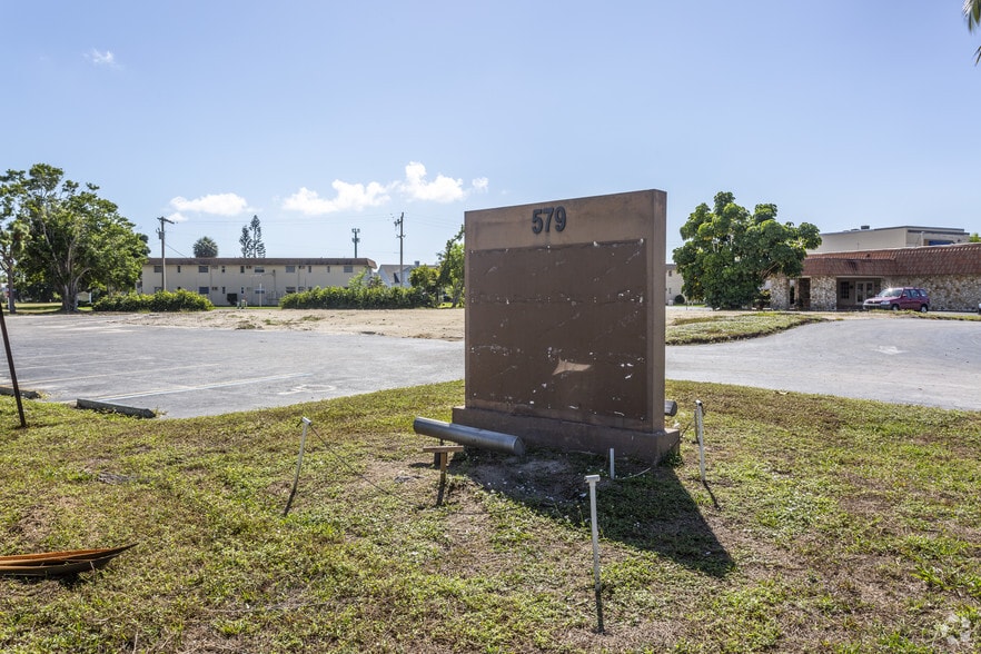 579 E Elkcam Cir, Marco Island, FL à louer - Photo du bâtiment - Image 2 de 3