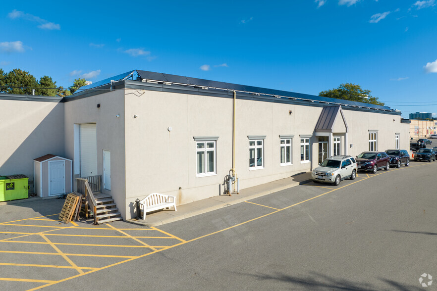 20 Upjohn Rd, Toronto, ON for lease - Building Photo - Image 3 of 30